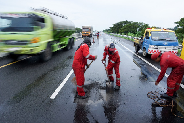 Pekerja melakukan pengaspalan di ruas Jalan Tol Pemalang-Batang, Kabupaten Pekalongan, Jawa Tengah Jumat (27/2/2026). Foto: Harviyan Perdana Putra/ANTARA FOTO