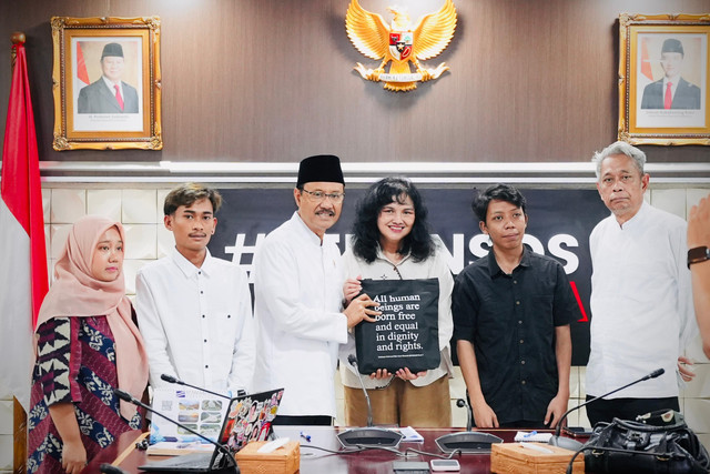 Mensos Saifullah Yusuf (Gus Ipul) bersama Wamensos Agus Jabo Priyono menerima kedatangan aktivis Himpunan Jiwa Sehat, Yenny Rosa Damayanti, di Kantor Kemensos, Jumat (27/2/2026).  Foto: Dok. Kemensos