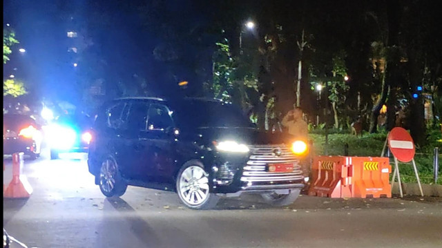 Sejumlah mobil pejabat meninggalkan kediaman Presiden Prabowo Subianto di Jalan Kertanegara, Jakarta Selatan, Jumat (27/2). Foto: Jonathan Devin/kumparan
