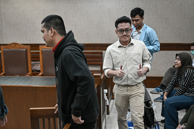 Terdakwa kasus dugaan penghasutan, Delpedro Marhaen (kedua kiri), Syahdan Husein (kiri) dan Khariq Anhar (kanan) bersiap menjalani sidang tuntutan di Pengadilan Negeri (PN) Jakarta Pusat, Jakarta, Jumat (27/2/2026). Foto: Fauzan/ANTARA FOTO