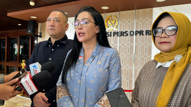 Anggota Komisi XIII DPR Rieke Diah Pitaloka (tengah) bersama para kuasa hukum Lisnawati, ibu kandung Nizam, Bocah 12 tahun di Sukabumi yang tewas usai dianiaya ibu kandung, di DPR, Jumat (27/2). Foto: Abid Raihan/kumparan