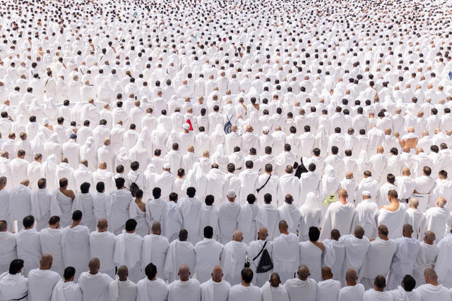Jemaah umrah salat Jumat di area mataf Masjidil Haram, 27/2/2026. Foto: Dok. AlharamainSA