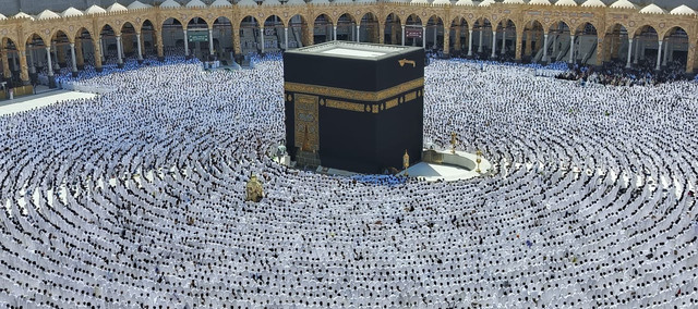 Jemaah umrah salat Jumat di area mataf/sekeliling Ka'bah di Masjidil Haram, Makkah, 27/2/2026 Foto: X/@makkahregion