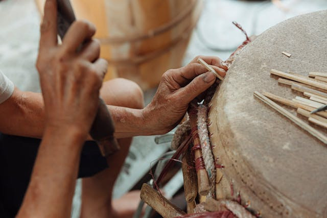 Ilustrasi pembuatan gendang beleq, alat musik tradisional khas Lombok. Sumber foto: pexels.com
