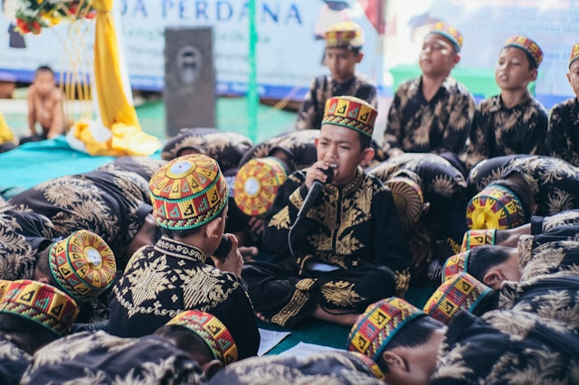 Tari saman khas masyarakat Gayo, Aceh merupakan tarian tradisional yang sangat terkenal. Sumber foto: unsplash.com