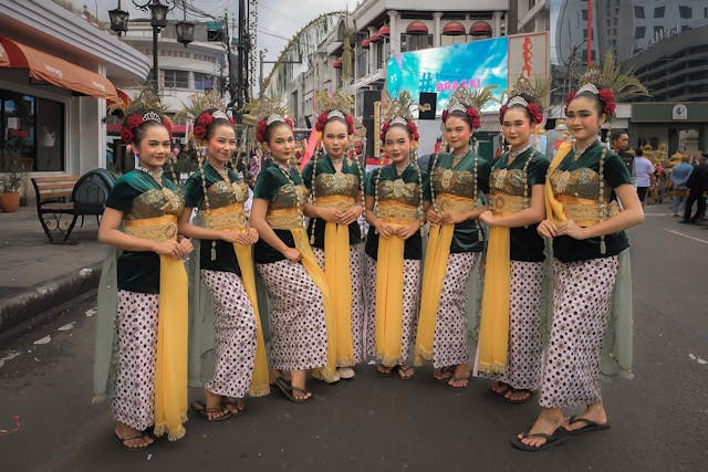 Beberapa penari Jaipong berpose dalam sebuah festival di Bandung. Sumber foto: pexels.com