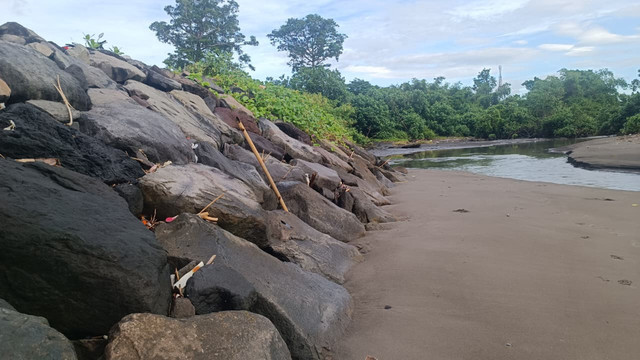 TKP kasus mutilasi di Pantai Ketewel di Bali. Foto: Denita BR Matondang/kumparan