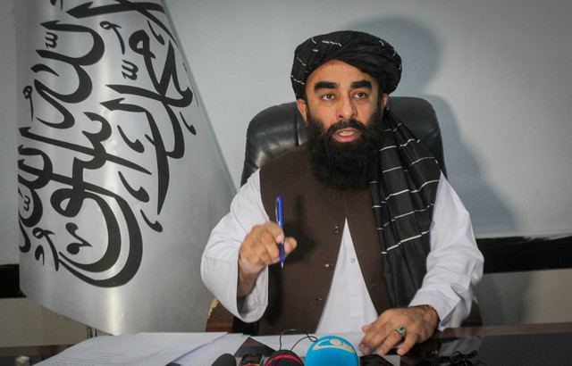 Zabihullah Mujahid, juru bicara Taliban, memberi isyarat saat konferensi pers, menyusul peningkatan ketegangan lintas perbatasan dengan Pakistan, di Kandahar, Afghanistan, Jumat (27/2/2026). Foto: Stringer/REUTERS