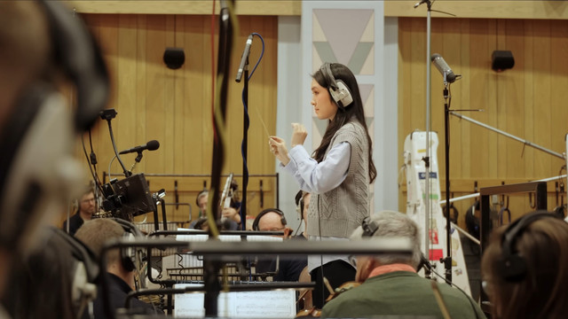 Komposer dan pianis asal Indonesia, Eunike Tanzil, dipercaya menggarap aransemen terbaru ringtone ikonik Samsung, Over the Horizon, edisi 2026. Foto: Samsung