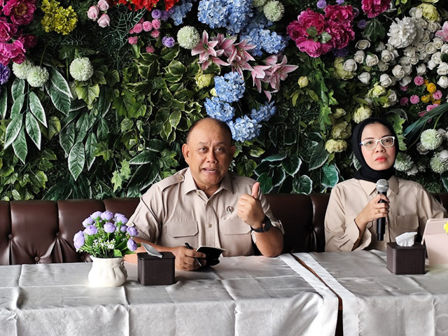 Kepala Badan Gizi Nasional (BGN) Dadan Hindayana memberikan keterangan pers di SPPG Cibuluh 1 Kota Bogor pada Sabtu (28/2/2026). Foto: Luthfi Humam/kumparan