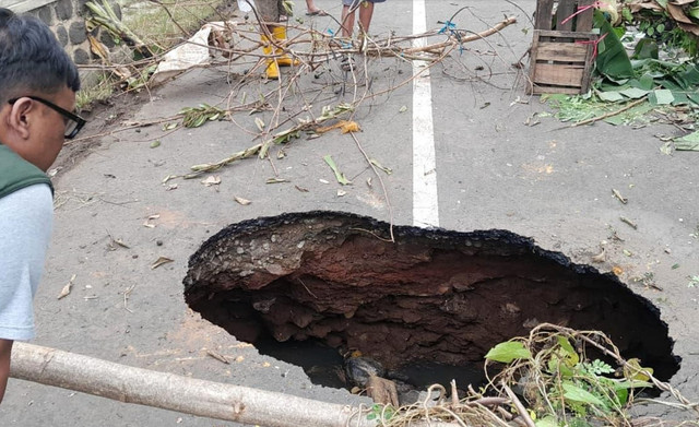 Lubang menganga di tengah jalan di Kabupaten Kuningan, Jumat (27/2/2026). Foto: BPBD Kuningan