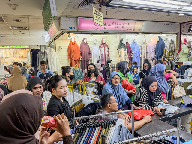 Suasana Pasar Tanah Abang Blok B, Jakarta Pusat, di bulan Ramadan 2026 pada siang hari, Sabtu (28/1/2026). Foto: Najma Ramadhanya/kumparan