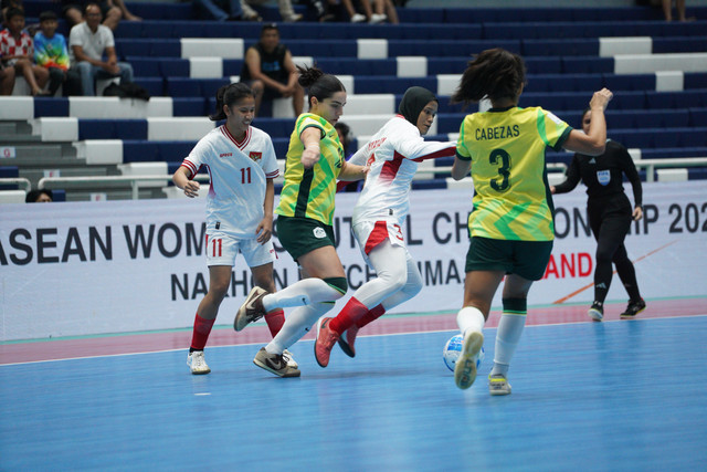 Indonesia berhadapan melawan Australia dalam pertandingan semifinal Piala AFF Futsal Wanita 2026 yang digelar di Terminal 21 Korat, Thailand, Sabtu (28/2/2026). Foto: Dok. Federasi Futsal Indonesia (FFI)
