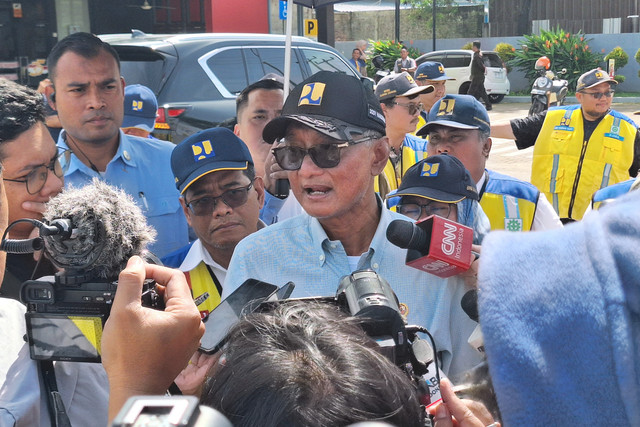 Menteri PU Dody Hanggodo saat meninjau jalur Pantura di Karawang, Jawa Barat pada Sabtu (28/2/2026). Foto: Argya Maheswara/kumparan