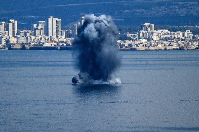 Ledakan terlihat di laut setelah misil diluncurkan dari Iran menuju Israel sebagai bagian dari serangan balasan Iran terhadap serangan gabungan oleh Israel dan Amerika Serikat di Iran, dalam eskalasi ketegangan militer di kawasan, Sabtu (28/2/2026). Foto: Rami Shlush/REUTERS