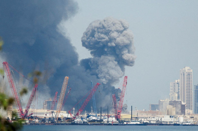 Asap membubung di langit setelah terdengar ledakan di Manama, Bahrain, Sabtu (28/2). Foto: Stringer/REUTERS