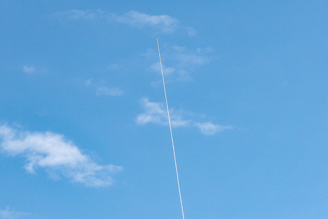 Jejak roket sistem pertahanan Iron Dome Israel terlihat di langit Tel Aviv, Sabtu (28/2), saat militer menyebut serangan terkoordinasi dengan AS menyasar puluhan situs militer Iran. Foto: JACK GUEZ / AFP