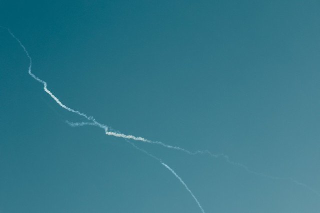 Asap terlihat membubung di langit Doha, Qatar, menyusul laporannya serangan rudal Iran sebagai balasan atas serangan oleh Amerika Serikat dan Israel terhadap Iran, Sabtu (28/2/2026). Foto: Mohammed Salem/REUTERS