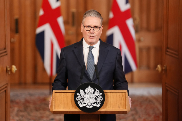 Perdana Menteri Inggris Keir Starmer menyampaikan pernyataan di 10 Downing Street usai serangan AS dan Israel ke Iran yang diklaim sebagai langkah pencegahan terkait dugaan program nuklir Teheran, di London, (28/2/2026). Foto: Jonathan Brady/REUTERS