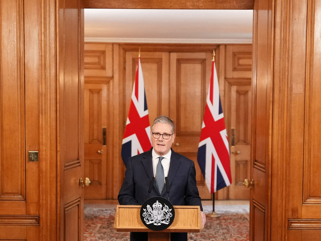 Perdana Menteri Inggris Keir Starmer menyampaikan pernyataan di 10 Downing Street usai serangan AS dan Israel ke Iran yang diklaim sebagai langkah pencegahan terkait dugaan program nuklir Teheran, di London, (28/2/2026). Foto: Jonathan Brady/REUTERS