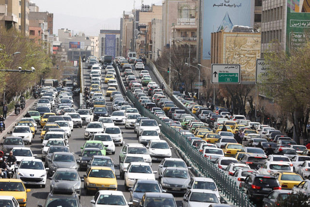 Antrian kendaraan keluar dari Teheran, Iran usai terjadi serangan Israel-AS ke Iran pada Sabtu (28/2/2026). Foto: MAJID ASGARIPOUR/REUTERS