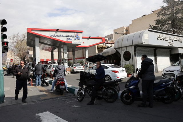 Warga mengantre di stasiun pengisian bahan bakar usai Amerika Serikat dan Israel melancarkan serangan ke Iran, yang memicu kepanikan di Teheran dan sejumlah kota lain (28/2/2026). Foto: MAJID ASGARIPOUR/REUTERS