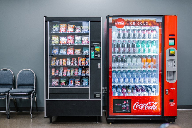Ilustrasi Vending Machine Takjil. Unsplash.com/Kenny Eliason