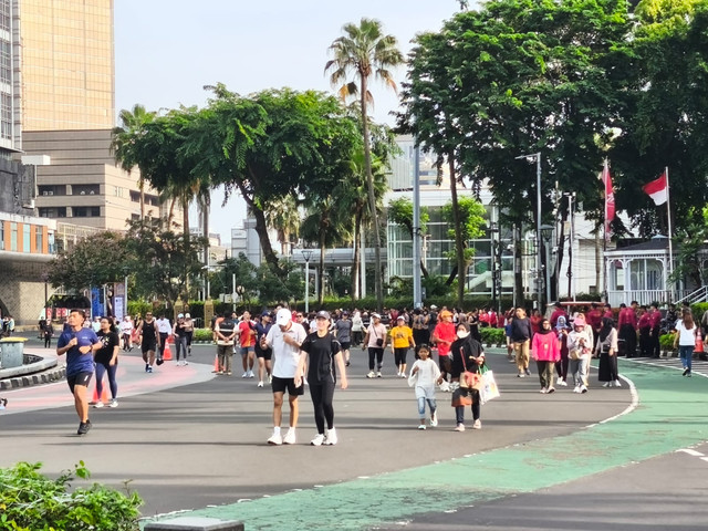 Suasana CFD Bundaran HI pada pekan kedua Ramadan, Minggu (1/3/2026).  Foto: Jeni Ritanti/kumparan