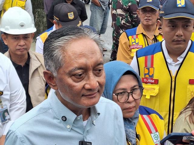 Menteri PU Dody Hanggodo saat meninjau perbaikan jalan di Parung, Jawa Barat pada Sabtu (28/2). Foto: Argya D. Maheswara/kumparan 