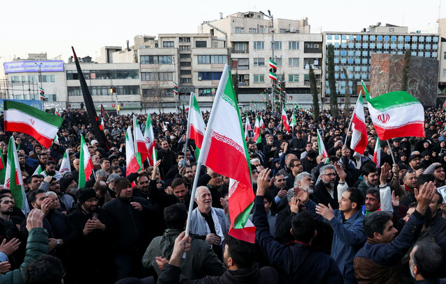 Warga Iran berkumpul usai pengumuman tewasnya pemimpin Iran Ali Khamenei oleh Israel and Amerika di Teheran, Iran (1/3/2026). Foto: Majid Asgaripour/WANA via Reuters