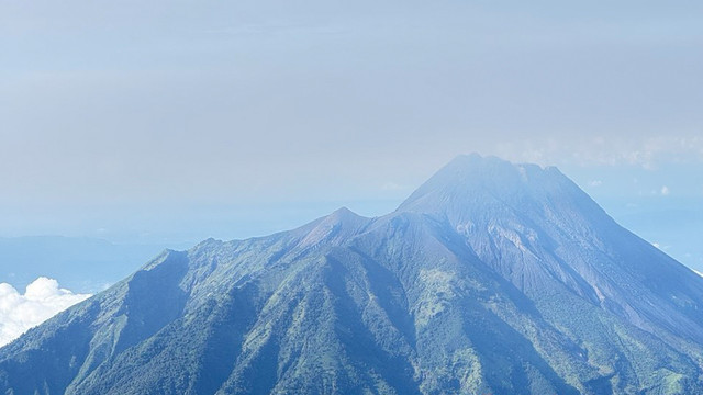 Foto Gunung Merapi dari Puncak Gunung Merbabudi Pagi Hari (Sumber: Dokumentasi Pribadi/Nandi)
