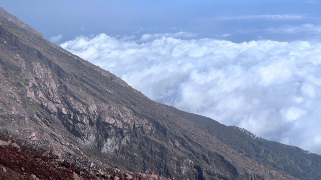 Pemandangan Lautan Awan di Jalur Pendakian Gunung Slamet (Sumber: Dokumentasi Pribadi/Nandi)