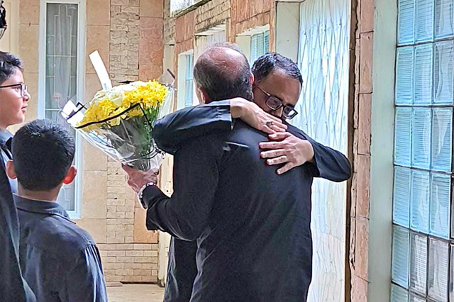 Simpatisan warga datangi Kedutaan Besar Republik Islam Iran di Indonesia, sembari menyerahkan bunga belasungkawa atas kematian Pemimpin Tertinggi Iran Ayatollah Ali Khamenei dalam serangan gabungan AS dan Israel, di Menteng, Jakpus, Minggu (1/3). Foto: Jeni Ritanti/kumparan