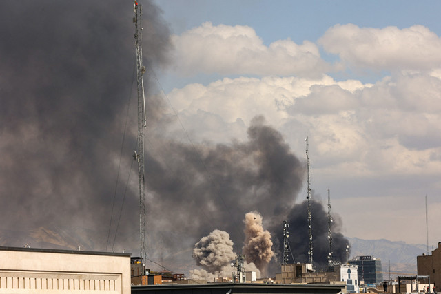 Kepulan asap dari ledakan terbaru di Teheran, Iran pada Minggu (1/3/2026). Foto: Majid Asgaripour/WANA via Reuters