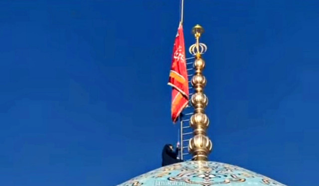 Bendera merah berkibar di atas kubah ambang suci Masjid Jamkaran menyusul rentetan serangan AS dan Israel ke Iran. Foto: @jamkaran_ir/Instagram