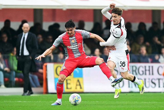 Francesco Folino dan Alexis Saelemaekers saat Cremonese vs AC Milan dalam laga pekan ke-27 Liga Italia 2025/26 di Stadio Giovanni Zini, Minggu (1/3). Foto: REUTERS/Daniele Mascolo
