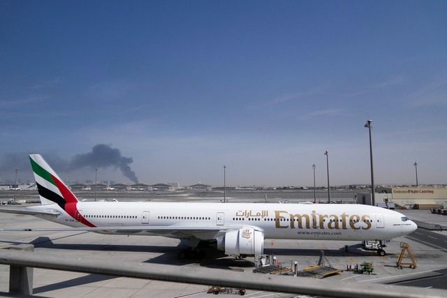 Kepulan asap yang disebabkan oleh serangan Iran terlihat di Bandara Internasional Dubai, Uni Emirat Arab, Minggu, (1/3/2026). Foto: AP Photo/Altaf Qadri