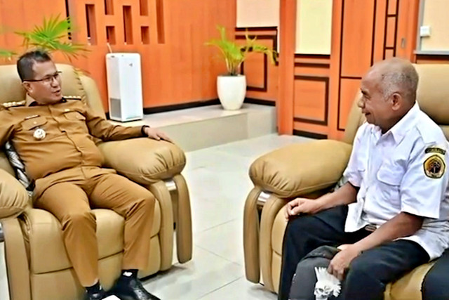 Guru honorer di NTT yang viral, Agustinus Nitbani, bertemu Bupati Kupang, Yosef Lede. Foto: Dok. Istimewa