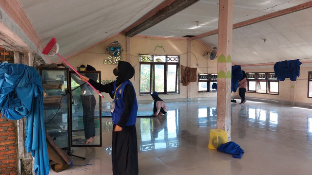 Proses pembersihan meunasah.