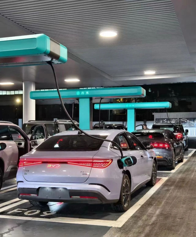 Stasiun pengisian daya mobil listrik 1.500 kW yang dikembangkan BYD. Foto: Car News China