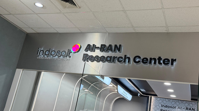 Indosat AI Research Center, pusat riset yang difokuskan untuk memperkuat kapabilitas engineer lokal melalui program pembelajaran immersive di laboratorium inovasi global. Foto: Habib Allbi Ferdian/kumparan