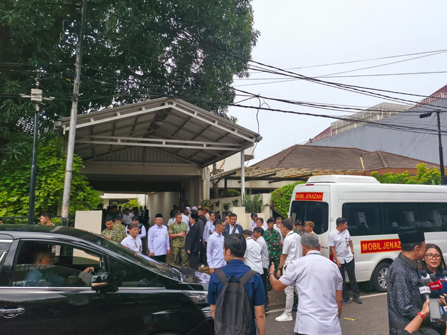 Suasana di rumah duka Wapres ke-6 RI Try Sutrisno di Menteng, Jakarta Pusat, Senin (2/3). Foto: Zamachsyari/kumparan