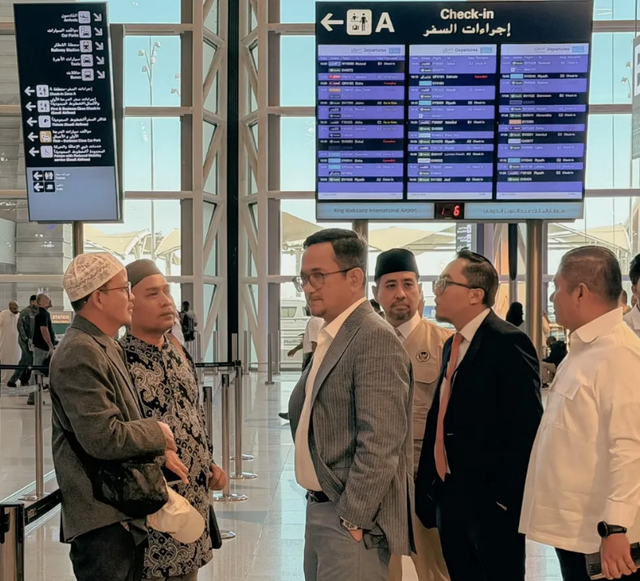 Konjen RI di Jeddah Yusron B. Ambary (tangan di saku) meninjau jemaah umrah di Bandara Jeddah, 1 Maret 2026. Foto: Instagram/@yusron_motret