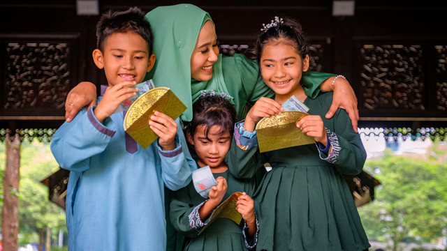  Ilustrasi membagikan THR. Foto: Shutterstock