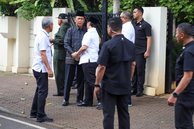 Suasana rumah duka Mantan Wakil Presiden RI Try Sutrisno di kawasan Menteng, Jakarta, Senin (2/3/2026). Foto: Iqbal Firdaus/kumparan