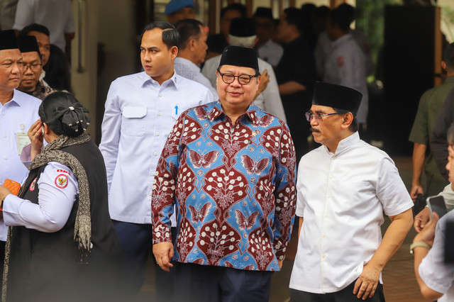 Menteri Koordinator Bidang Perekonomian, Airlangga Hartarto tiba di rumah duka Mantan Wakil Presiden RI Try Sutrisno di kawasan Menteng, Jakarta, Senin (2/3/2026). Foto: Iqbal Firdaus/kumparan