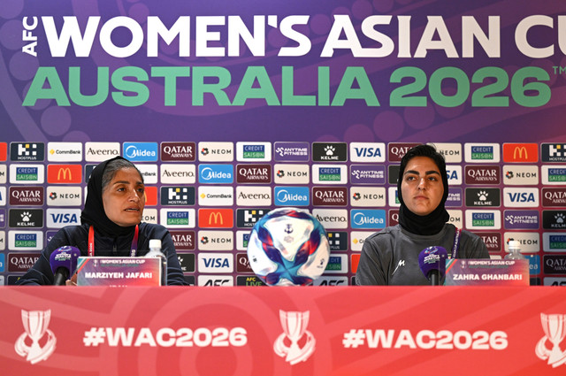 Pelatih tim nasional sepak bola wanita Iran, Marziyeh Jafari (kiri), dan kapten Zahra Ghanbari saat konferensi pers menjelang pertandingan melawan Korea Selatan pada hari Senin di Stadion Robina di Gold Coast, Australia, Minggu, 1 Maret 2026. Foto: Dave Hunt/AAP Image via AP