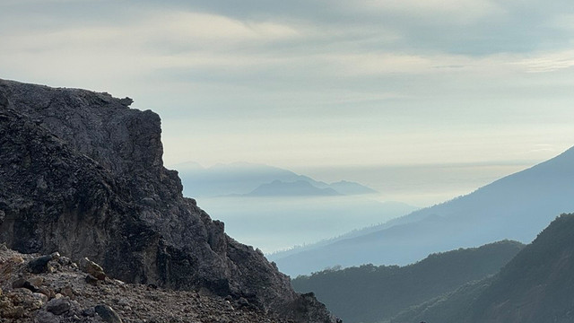 Foto pemandangan Tebing Soni di Gunung Papandayan (Sumber: Dokumentasi Pribadi/Nandi)