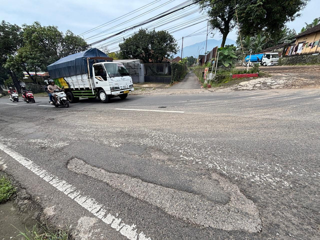 Sejumlah lubang dan kerusakan di Jalur Ungaran-Gunungpati pada Senin (2/3). Foto: Intan Alliva/kumparan