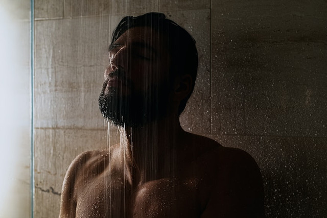 Ilustrasi Apakah Boleh Mandi Junub di Siang Hari Saat Puasa? Unsplash.com/Victor Furtuna